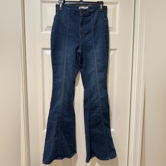 SO brand Blue high rise Flared Jeans. Worn once.  Size 9/29 jr. EUC - Picture 1 of 11